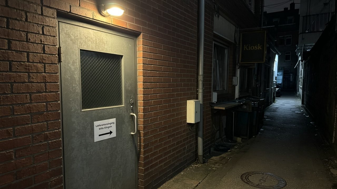 Hintereingang eines kleinen Kiosks in einer Kieler Seitenstraße am Abend